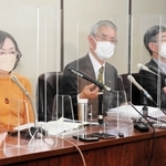 請願について会見で説明する（左から）江川紹子さん、塚原英治さん、福島至さん＝１３日午後、東京都千代田区