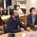 災害時に互いにどんな支援ができるか話し合った神戸市職員の秋田大介さん（前列左から２人目）らアスミーのメンバー＝神戸市中央区琴ノ緒町４