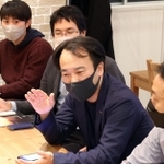 災害時に互いにどんな支援ができるか話し合った神戸市職員の秋田大介さん（右から２人目）らアスミーのメンバー＝神戸市中央区琴ノ緒町４