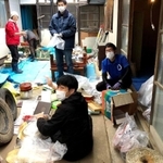 宮城県丸森町職員の八島大祐さんの浸水した自宅を各地の自治体職員らが訪れ、復旧作業に当たった＝２０１９年１２月（秋田大介さん提供）