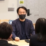 災害時に互いにどんな支援ができるか話し合った神戸市職員の秋田大介さん（中央）らアスミーのメンバー＝神戸市中央区琴ノ緒町４
