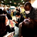 兵庫県内の外国人向けの避難所訓練。やさしい日本語で意思疎通を図った＝２０２２年１１月、神戸市長田区腕塚町５