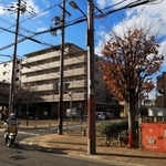 鷹取商店街の看板があった場所。商店は数を減らしたが、道路を挟んで、若松鷹取公園（右）が整備されて震災の記憶を継承している＝２０２２年１２月２７日、神戸市長田区若松町