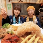 【掘って味わえ日本初の近代河川トンネル】ご飯の山にトンネルを掘る「湊川隧道カレー」。写真用に盛り付けてもらったが、トンネル開通は簡単ではない＝神戸市兵庫区東山町４