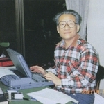 １９９３年１１月、自宅で仕事をする中井久夫さん。「何よりも大切なのは希望を処方すること」と説いていた（中井久夫教授退官記念誌より）