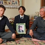 秀光さんの遺影を手に、夢を語る崔雄貴さん。父秀英さん（左）、祖父敏夫さんが笑顔を見せる＝神戸市須磨区千歳町１