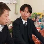 阪神・淡路大震災で亡くなった伯父・崔秀光さんの遺影を背に、父の秀英さん（左）の経験を継承していこうと決意する崔雄貴さん＝神戸市須磨区千歳町１