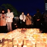 阪神・淡路大震災の犠牲者に祈りを捧げる人たち＝１６日午後５時４７分、神戸市中央区加納町６、東遊園地