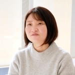 「高校、大学時代につながった縁が今も生きている」とほほ笑む前田緑さん＝神戸市中央区港島１、神戸学院大