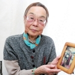 「ちらし寿司や粕汁を作ってくれたよね」といとおしそうに母・敦子さんの写真を見つめる中本利子さん＝神戸市垂水区高丸６