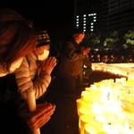 黙とうをささげる人たち＝１７日午前５時４６分、神戸市中央区、東遊園地