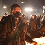 亡くなった父親への思いを語る板倉哲也さん＝１７日午前５時３３分、神戸市中央区加納町６、東遊園地