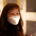 亡くした母を思い、瞑想空間を訪れた寺内和子さん＝１７日午前５時２７分、神戸市中央区加納町６、東遊園地