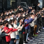 「しあわせ運べるように」を合唱する灘の浜小学校の児童たち＝１７日午後０時２９分、神戸市中央区脇浜海岸通１