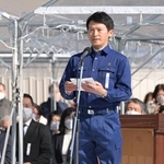 「ひょうご安全の日のつどい」で主催者代表あいさつをする斎藤元彦知事＝１７日午後０時２分、神戸市中央区脇浜海岸通１（撮影・秋山亮太）