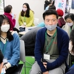 阪神・淡路大震災の体験談に耳を傾ける高校生ら＝神戸市灘区中郷町５、地域共生拠点・あすパーク