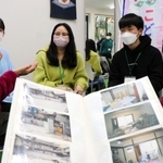 阪神・淡路大震災の話を含め、和やかに語り合う高校生、大学生と住民ら。手前は震災直後の写真＝神戸市灘区中郷町５、地域共生拠点・あすパーク