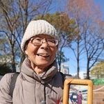 震災で亡くなった母の写真を手に、東遊園地を訪れた中本利子さん。母の笑顔を心に思い浮かべる＝１７日午前１０時２２分