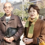 姉の屋百合子さんを亡くした渡辺勝子さん（右）と夫の正頼さん＝１７日午後０時１分、神戸市中央区の東遊園地