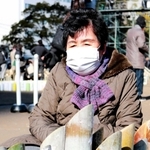 亡くなった長女純子さんに思いをはせながら竹灯籠を見つめる渋谷洋子さん＝１７日午前１１時１８分、神戸市中央区、東遊園地