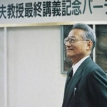１９９７年３月、神戸大の「最終講義記念パーティー」であいさつをする中井久夫さん（中井久夫教授退官記念誌より）