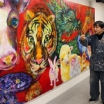 動物の迫力あるアクリル画を制作した石村嘉成さん（左）と父の和徳さん＝神戸市立中央区文化センター