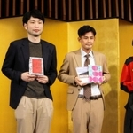 芥川賞に決まった井戸川射子さん（右端）＝１９日午後、東京都内