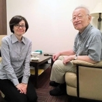 中井久夫さんと最相葉月さん＝２０１４年９月（提供）