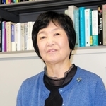 芥川賞を受けた井戸川射子氏を関西学院大社会学部のゼミで指導した藤井美和・人間福祉学部教授＝関西学院大