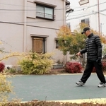 神戸市が空き地を活用して整備する防災広場「まちなか防災空地」。地面が黒板になっており落書きができる＝神戸市長田区駒ケ林町２
