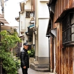 「著しく危険な密集市街地」に指定されている神戸市長田区の住宅街。民家同士が隙間なく軒を連ねる＝同区駒ケ林町