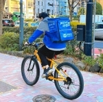 ハングリーパンダの配達員＝東京都内（同社提供）