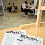 姫路市社会福祉協議会が設けていたコロナ特例貸付の特設窓口。連日多くの申請者が訪れていた＝２０２０年５月、姫路市安田３