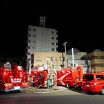 現場には計３１台の消防車両が駆け付けた＝２２日午前３時２０分、神戸市兵庫区湊町１