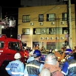 燃えた集合住宅。消防隊員や救急隊員ら１０１人が出動した＝２２日午前３時２２分、神戸市兵庫区湊町１