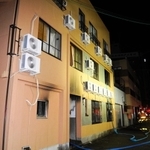 燃えた集合住宅。消防隊員や救急隊員ら１０１人が出動した＝２２日午前４時４６分、神戸市兵庫区湊町１