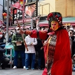 仮面が次々変わる「変臉（へんれん）」を披露する出演者＝２２日午前、神戸市中央区元町通１、南京町広場