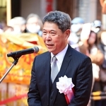 祭典の開幕の喜びを語る曹英生さん＝２２日午前、神戸市中央区元町通１