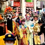 楊貴妃や項羽、虞美人など歴史上の武将や姫の装いで街を練り歩く中国史人游行＝２２日午前、神戸市中央区元町通１