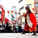 仮面が次々変わる「変臉（へんれん）」を披露する出演者＝２２日午前、神戸市中央区元町通１、南京町広場