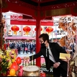 僧侶の読経に合わせ、関羽像の前に線香を供える来賓客＝２２日午前、神戸市中央区元町通１、南京町広場