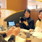 明石歩道橋事故の遺族、白井義道さん（左端）を取材する韓国の週刊誌「時事ＩＮ」の全慧願記者（右）ら＝１月３日、明石市樽屋町