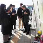 歩道橋事故の遺族、下村誠治さん（右端）と事故現場を取材する「時事ＩＮ」の記者たち＝１月３日、明石市大蔵海岸通１