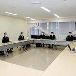 奥山俊宏上智大教授（右）から意見聴取する最高裁の有識者委員ら＝２３日午後、東京都千代田区