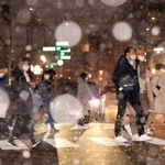 雪が降る神戸の市街地＝２４日午後、神戸市中央区