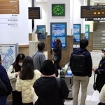 電車が大幅に遅れ、電光掲示は「調整中」となり、駅員が個別に電車の到着予定時刻を伝えていた＝２４日午後１０時４０分、神戸市中央区のＪＲ神戸駅