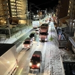降雪による事故のため、渋滞する国道２号＝２５日午前５時５６分、神戸市垂水区塩屋町１