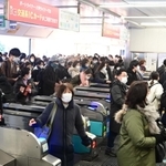 大混雑のポートライナー三宮駅＝２５日午前７時５２分、神戸市中央区