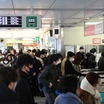 大混雑のポートライナー三宮駅＝２５日午前７時５３分、神戸市中央区