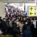 ダイヤが乱れ、大混雑するポートライナーの三宮駅＝２５日午前７時５５分、神戸市中央区